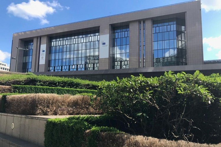 Šonedēļ Eiropas Savienības (ES) vēstnieki apstiprināja ar Eiropas Parlamentu panākto gala vienošanos par priekšlikumu direktīvai, ar kuru tiks modernizēti spēkā esošie noteikumi par audiovizuālo mediju pakalpojumu regulējums visā Eiropā km.gov.lv/lv/ministrija/…