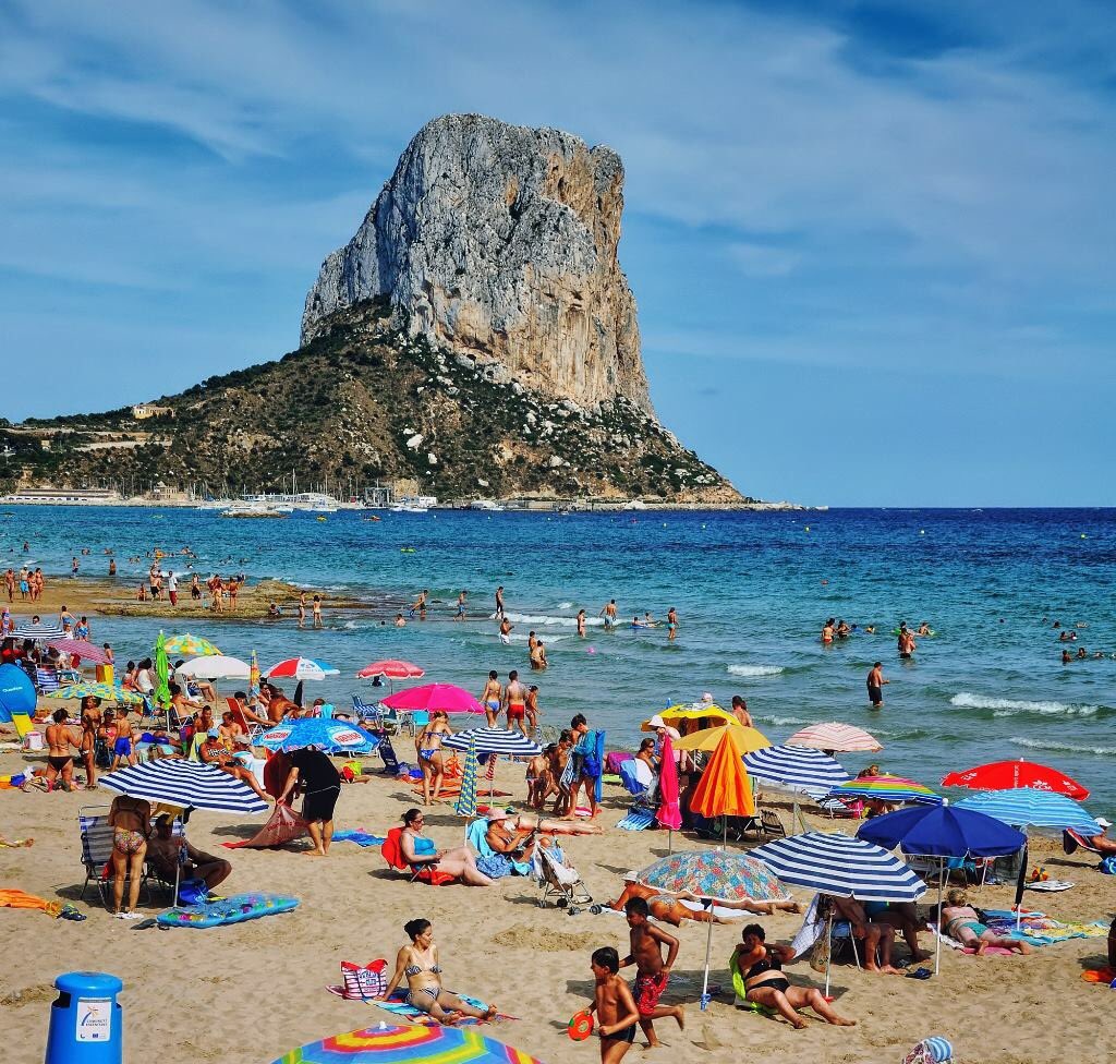 ¡Por fin ha llegado el verano ☀️ a #Calpe! ¿Tienes plan para después de la #playa? Recuerda que en #KomfortCalpe abrimos todos los días ✔️ #comfortfood #foodie #summertime #goodvibes #cookbookhotel