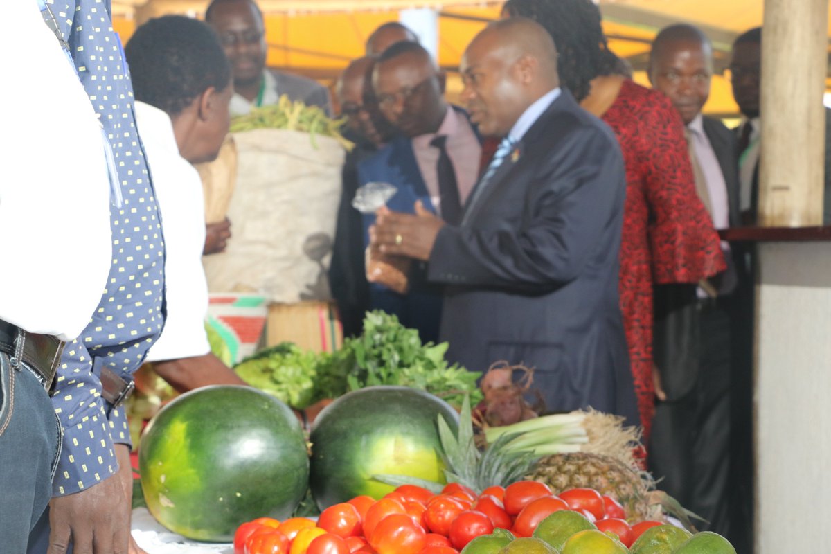 A l’occasion du #ATFFND au #ClubduLacTanganyika, SE @ButoreJ et le Chef de la Délégation de l’@_AfricanUnion  Dr Margeret Agama Anyetei visitent  différents stands des produits alimentaires #Burundi-ais