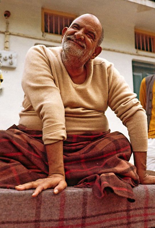 media393's tweet photo. "Serve the poor and remember God. You become one with Christ.”

~Maharaj-ji <3
https://t.co/fip0kpCQJW 

#Baba #NeemKaroliBaba #JaiGurdev #Serve #Servethepoor #BecomeOne #Christ https://t.co/3LWGhjR2Er