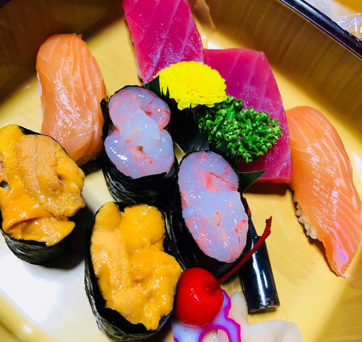 💐久しぶりの💐

今日は一日雨(● ˃̶͈̀ロ˂̶͈́)੭ꠥ⁾⁾
家も出たくなかったので
出前のお寿司を取りました🍣

これだけで1800円
前の私なら絶対に頼んでなかったなー❣️❣️

副業素晴らし過ぎる^ ^