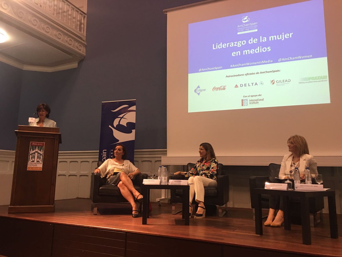 CocaColaCo_es's tweet photo. 🔴@blazquezsara, Directora de Comunicación de Coca-Cola Iberia, presenta en #AmChamWomeninMedia 'Balcony', un proyecto de diversidad e inclusión, que nace para favorecer la capacidad de influencia de la mujer periodista en el sector profesional de los medios de comunicación. https://t.co/YxJO1nGLlB