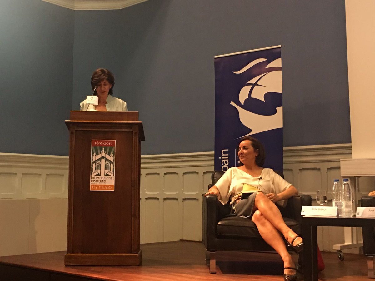 CocaColaCo_es's tweet photo. 🔴@blazquezsara, Directora de Comunicación de Coca-Cola Iberia, presenta en #AmChamWomeninMedia 'Balcony', un proyecto de diversidad e inclusión, que nace para favorecer la capacidad de influencia de la mujer periodista en el sector profesional de los medios de comunicación. https://t.co/YxJO1nGLlB