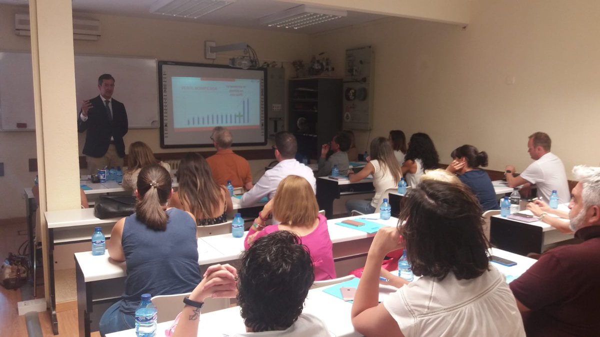 Autoforma's tweet photo. Nuestro Secretario General actualizando información del sector #FPE #Madrid @joseantmarq https://t.co/VLn3oxw5ek