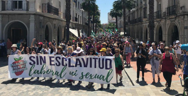 MujerCGT's tweet photo. La fresa mora sabe a dulce rebeldía.
https://t.co/qSMn1W0F3B https://t.co/SeLG7OeUF9
