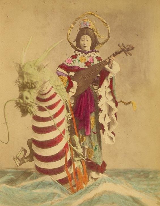 WaveGlobe_FM's tweet photo. Extraordinary tinted 'photo' of Benzaiten, Japanese goddess of music &amp; knowledge (Saraswati) https://t.co/DXTEuSJCGQ #MusiciansOfThePast https://t.co/hUbTms13vW