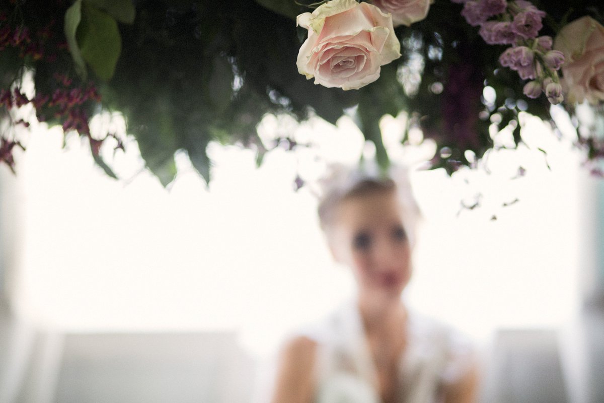 ¡Love it! 
Nos encanta esta imagen by #musicaparacamaleones con un estilo de fotografía más artística y romántica que juega con la luz natural y los desenfoques. 
Porque el mundo sería más aburrido si todos hiciésemos lo mismo... #DelicadezaMillenial #editorial #zaragoza #novias