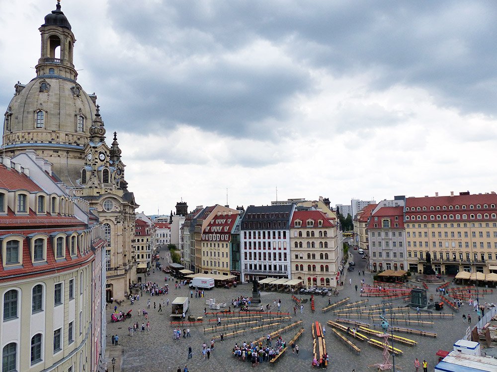 Verkehrsmuseum's tweet photo. Noch vier Stunden, dann heißt es wieder "#Dresden isst bunt" beim #Gastmahl4all: Packt etwas zu essen ein, kommt zum #Neumarkt und verbringt einen schönen Abend mit Theater, Tanz und Musik u.a. von @musaikDD  @blazmuzik https://t.co/LIjgm8mbxF