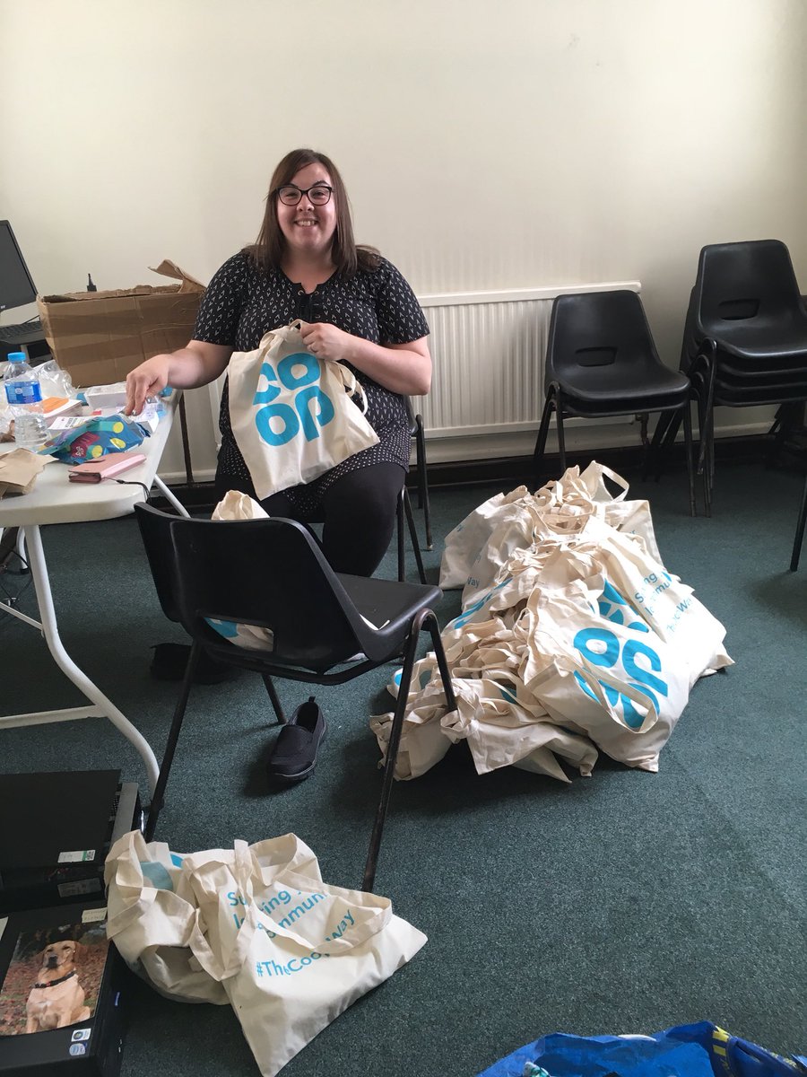 CommunityToni's tweet photo. The lovely @23_Siobhan prepping goody bags for #NottinghamStrEAT community market on Saturday in Nottingham City Centre.
Come and pick yours up and have a go on the tombola 😀 #BeingCoop https://t.co/LglVHBa3Ic