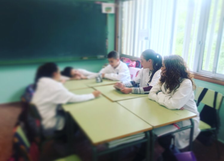 INfutureTF's tweet photo. 🔉¡En esta jornada de la #ciencia disfrutamos todos! La directora del #CEIPAtalaya participa y aprende con los alumnos en los talleres #tecnológicos 👏👧🏻👦🏻 https://t.co/FnNeBCrcq2