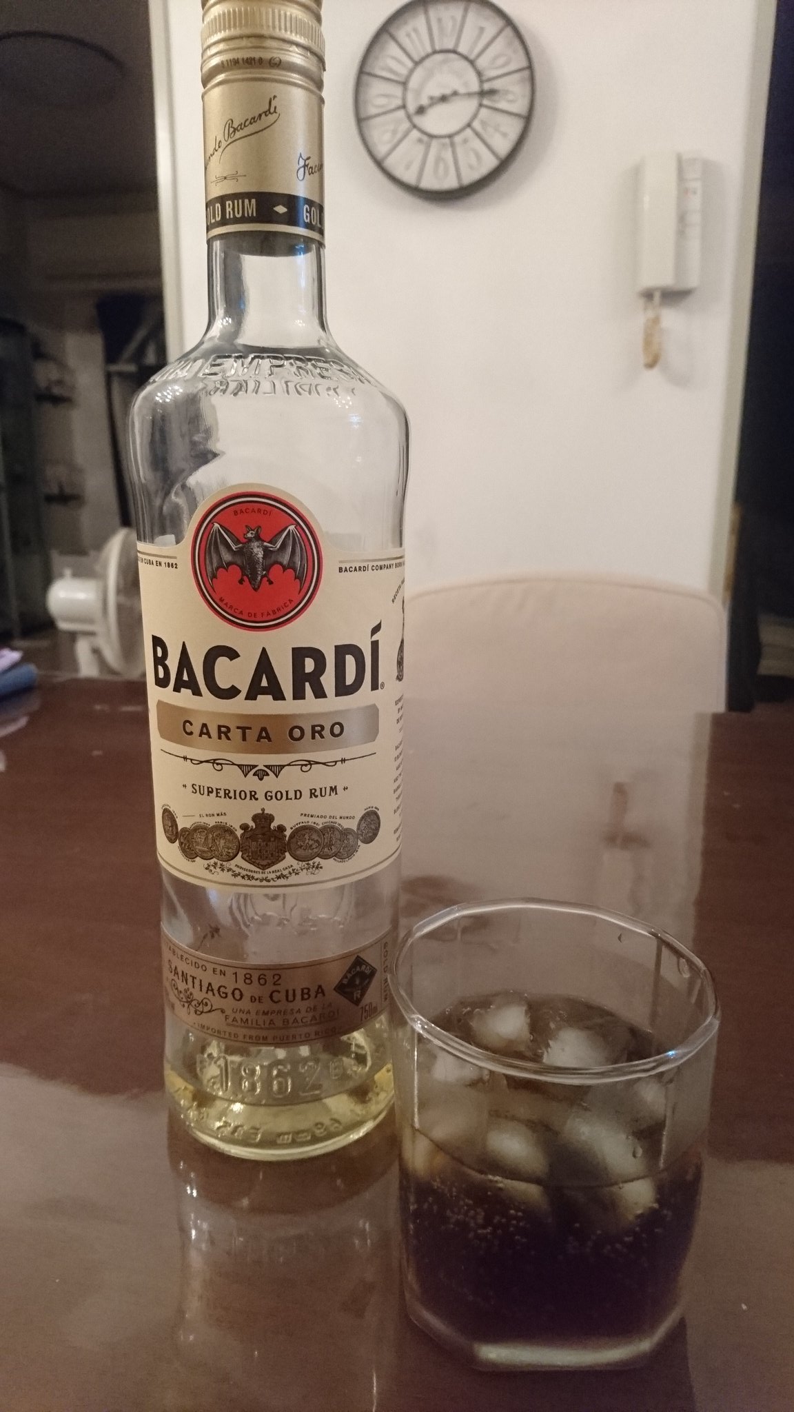 ミウ בטוויטר 酒呑める曜日 バカルディ コーラで 割ってキューバリブレで ちなみに バカルディ ブラックラグーンのレヴィとロックも呑んでます