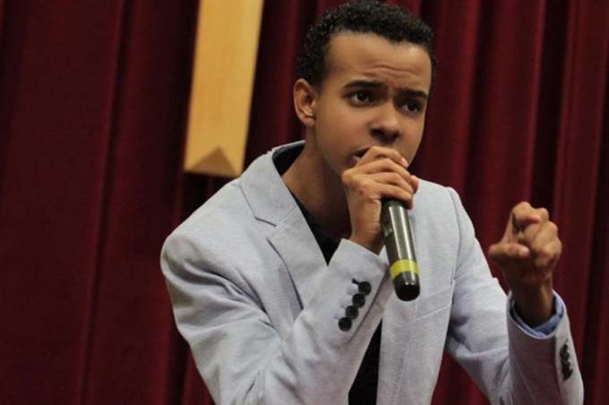 Cantor gospel se desculpa por vídeo com bebida: ‘Indignado comigo’ | crwd.fr/2wPh0AF crwd.fr/2wOS6kz