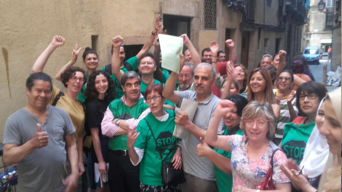 Aturats els desnonaments (coneguts) d'aquest matí a #CiutatVella, C/ de la Cera i C/ Sant Pere Mitjà.
Igualment aturats els 3 de Poble Sec i Sant Antoni.
Roda de premsa d'<a href="/EspalterSos/">Acció Espalter 6</a> denunciant #ViolènciaImmobiliària.
x.com/AccioRaval/sta…
#StopDesnonaments #ProuEspeculació