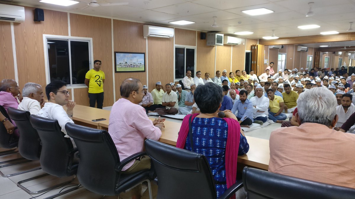 Pawansh07's tweet photo. मोदी/LG द्वारा अभी तक IAS अधिकारियों की हड़ताल खत्म ना कराने पर, दिल्ली में हस्ताक्षर अभियान के लिए प्रदेश पदाधिकारियों की तैयारी बैठक। @dilipkpandey @raghav_chadha @AtishiMarlena https://t.co/4PbhjmG3GU