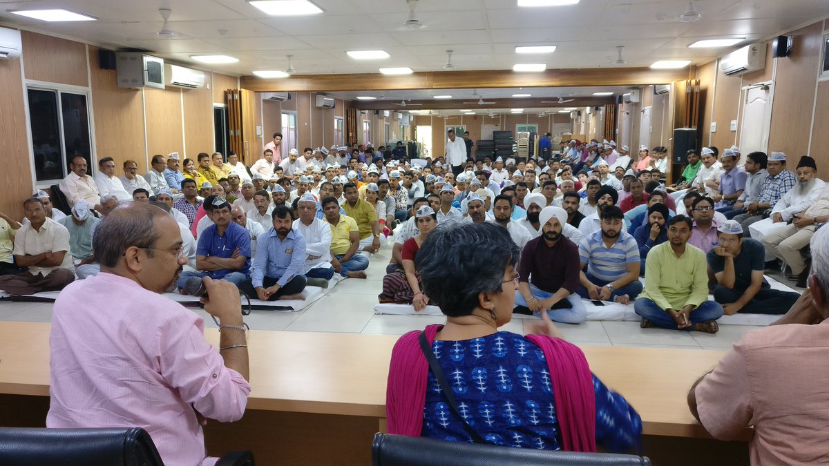 Pawansh07's tweet photo. मोदी/LG द्वारा अभी तक IAS अधिकारियों की हड़ताल खत्म ना कराने पर, दिल्ली में हस्ताक्षर अभियान के लिए प्रदेश पदाधिकारियों की तैयारी बैठक। @dilipkpandey @raghav_chadha @AtishiMarlena https://t.co/4PbhjmG3GU