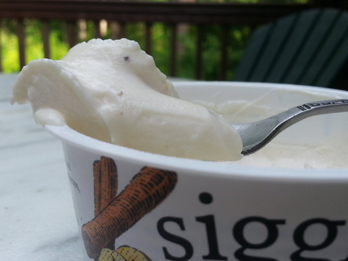 Skibatz's tweet photo. #TheBomb try @siggisdairy no added #sugar #yogurt this is #banana #cinnamon so thick and rich like #dessert #AllNatural #Iceland #Siggis #TuesdayThoughts #TreatYourself #fruit #milk on sale now #DeCicco market https://t.co/2c6a1mmqAl