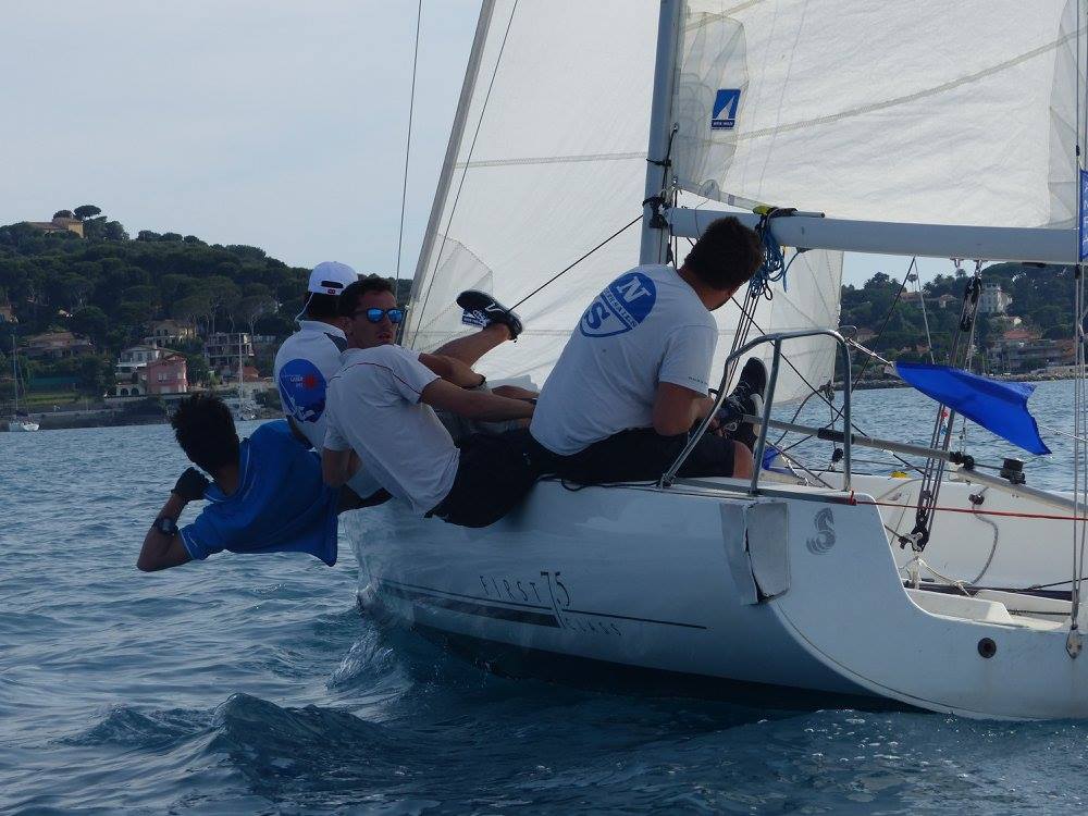 teamvoile_ecn's tweet photo. Vice champion de France universitaire de match racing 👌🏻
L'équipage de @CentraleNantes ramène la médaille d'argent de son voyage à Antibes! 😎
#SailTheFuture 
#ShakeTheFuture https://t.co/bzuzu7017D