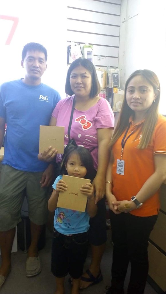 MyPhoneOfficial's tweet photo. Sila ang ilan sa mga Happy ka-Tropa na naka-avail na today ng #Brown1 na dating P9,999 mabibili na lamang for P3,999 with FREE DTV Dongle until June 24! Ano pa hinihintay mo? https://t.co/vZmTcgIQ6G