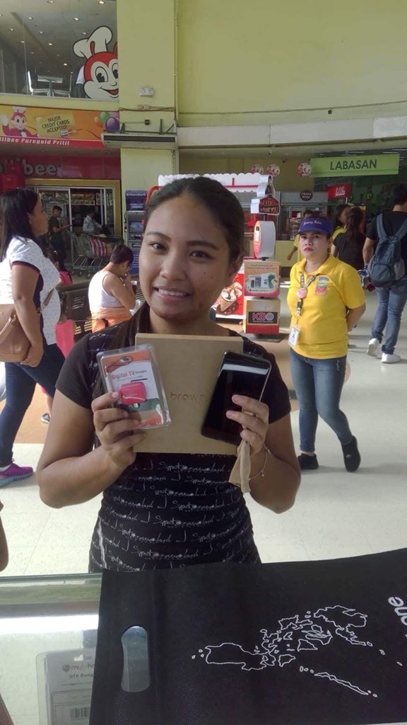 MyPhoneOfficial's tweet photo. Sila ang ilan sa mga Happy ka-Tropa na naka-avail na today ng #Brown1 na dating P9,999 mabibili na lamang for P3,999 with FREE DTV Dongle until June 24! Ano pa hinihintay mo? https://t.co/vZmTcgIQ6G