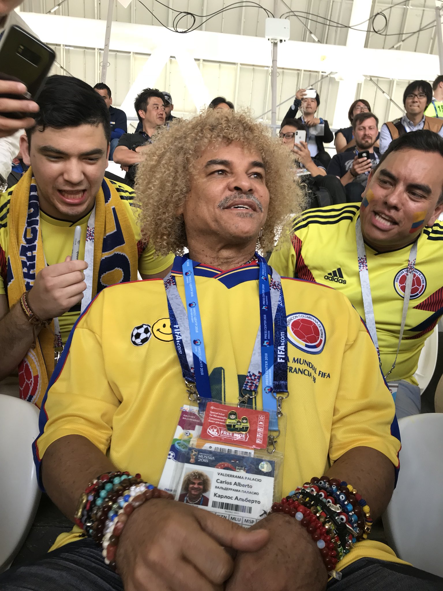 北健一郎 コロンビアの英雄バルデラマがスタンドに コロンビア人から日本人まで群がってましたが1人1人の写真撮影に丁寧に応じてました さすがスーパースター 北健一郎 コロンビアの英雄バルデラマがスタンドに コロンビア人から日本人まで群がってましたが1人1人の写真撮影に丁寧に応じてました さすがスーパースター