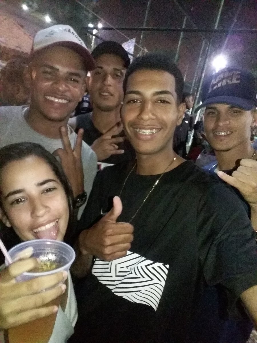 AndreMelvy's tweet photo. R2 com os cria 😌
#Maaaal🍻🍺 https://t.co/wZaIFF1YAX