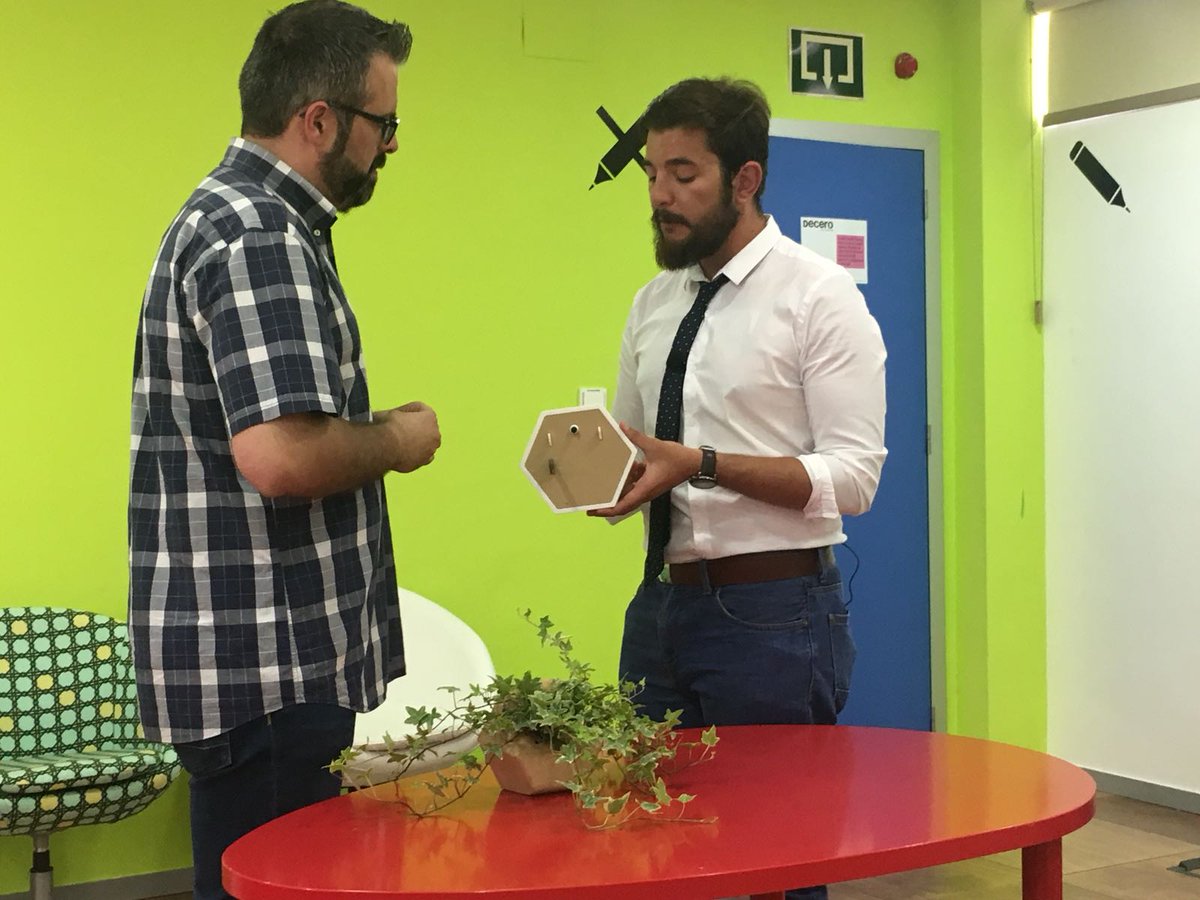 CeeiMurcia's tweet photo. Esta mañana el equipo del programa @La7_diariocampo se ha acercado al CEEIM para entrevistar a @Hexaradix sobre su fantástico jardín vertical del que os hemos hablado en alguna ocasión. 💐
¡Habrá que estar atentos, en unos días podremos ver el resultado en @La7_tv! 📺 https://t.co/TRfPtEQd6k