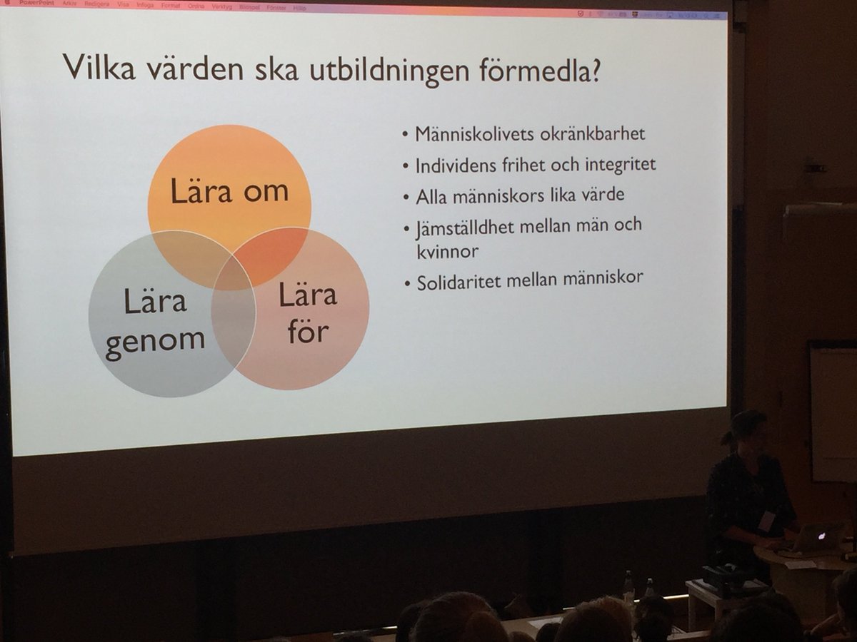 AnnaEdlund77's tweet photo. Camilla Rehn från Teskedsorden levererar ett citat som tål att upprepas och som dockar an fint till gårdagens föreläsning av Freds- och Utvecklingsforskarens Hans Abrahamsson: ”We don’t see the world as it is, we see it as we are” - Anais Nin. #värdegrund #afkVarberg18 https://t.co/Js1XarZQIp