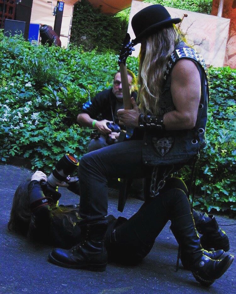 frytzsdmf's tweet photo. June 2016 💜🎶👊🏼 #BOSII #sdmf @ZakkWyldeBLS @BLSBASS @dariolorina @JFabb Nuremberg Serenadenhof - look at all the green 😜 @BarbaranneWylde @WyldeAudio https://t.co/U8SeBWeAN2