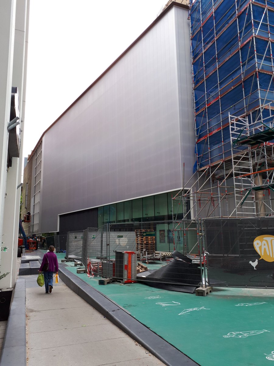 Rotterdam Schouwburgplein, Pathe werkzaamheden gevel. Al weer een deel afgerond met de prachtige gevelbekleding.