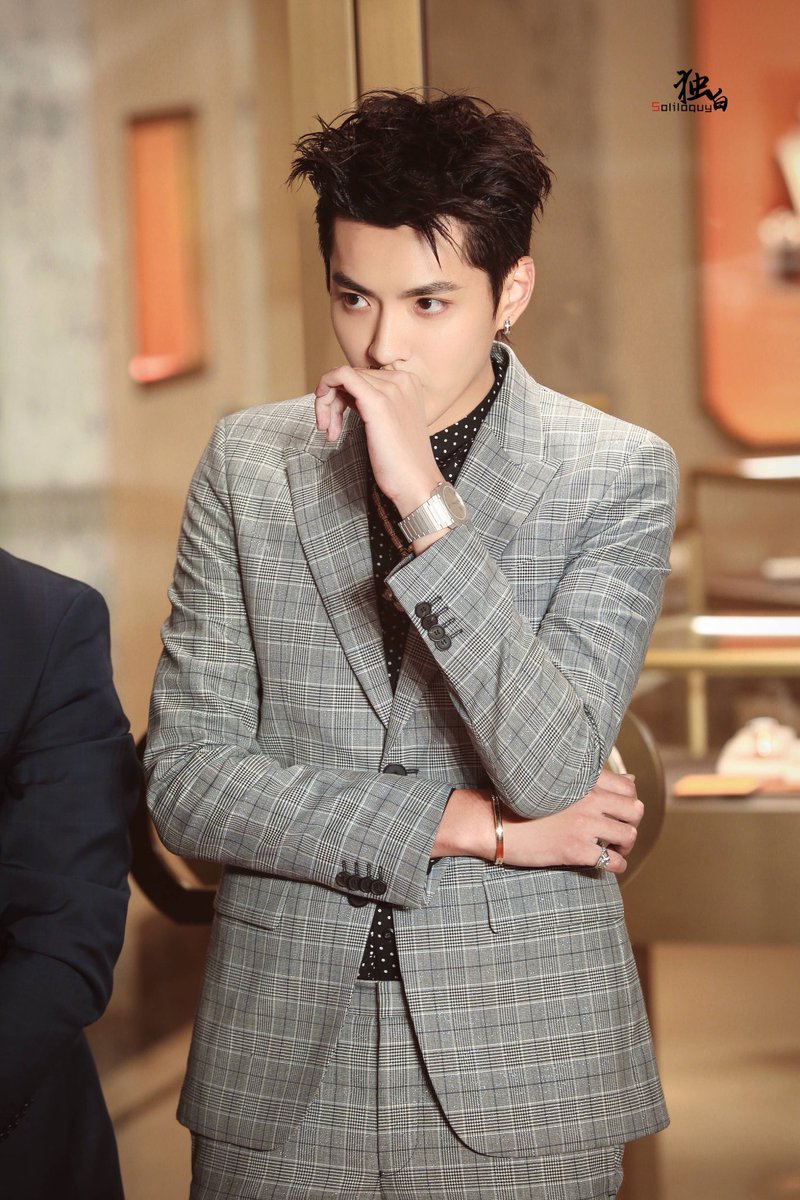 guei2_liu's tweet photo. Tonight, @KrisWu unveiled in a light gray suit at the opening ceremony of the BVLGARI flagship store of Shanghai henglong square. Our princes are like gods. The reaction of the fans on the scene is too shocking.
#KrisWu #BVLGARI #handsome #fashion #exokris https://t.co/q1aSgCMZDd