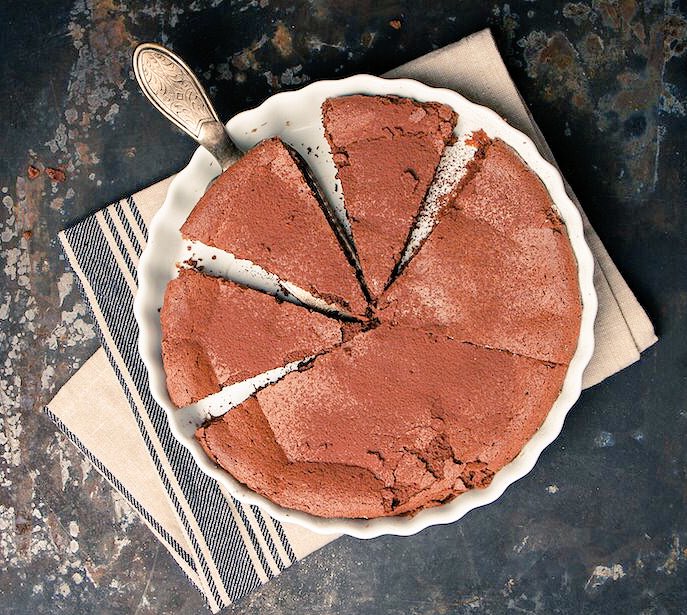 Merenda insieme oggi? Nuova #ricetta sul blog! #torta morbida e bassa al #cioccolato da preparare con i #bambini e tutti i consigli del #papa' per una torta 🔝🔝🔝