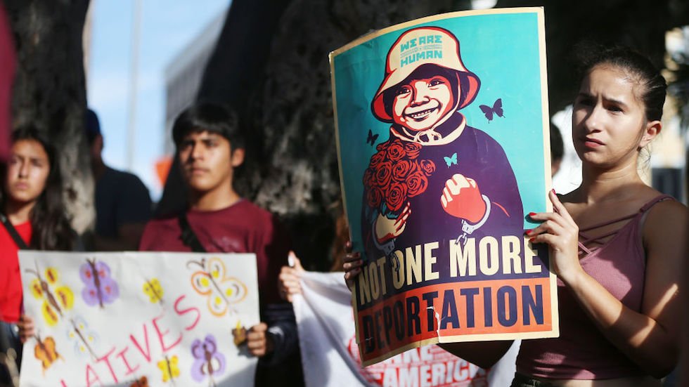 thehill's tweet image. JUST IN: GOP Texas House Speaker calls for Trump to end family separation policy hill.cm/XAZFSzr