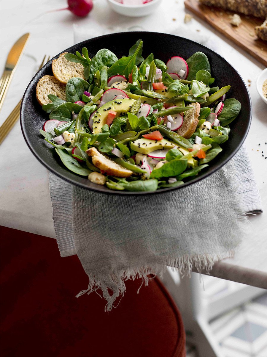 Espinacas, rúcula, canónigos, judías bobby, trigueros, aguacate, rabanitos y semillas de sésamo sobre base de hummus, acompañada de nuestro pan de pipas #Crustó 🥖. ¿Te gusta la combinación? ¡Pues así es nuestra ensalada du Jardin 🥗! ¡Apuesta todo al verde y ganarás! 💚