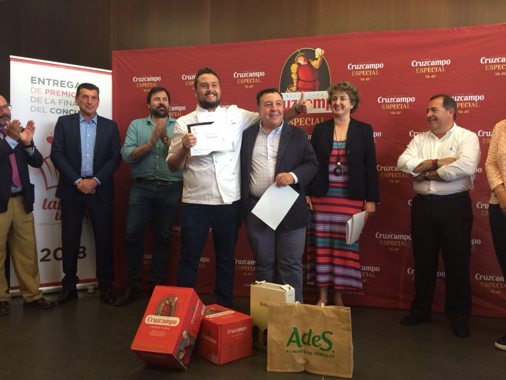 SevillaTW18's tweet photo. Ya tenemos ganadores‼️
En categoría INNOVADORA: 
🥇@depikofino 
🥈 @AlabarderoSev 
En categoría TRADICIONAL:
🥇Cafetería Donald
🥈Taberna del Arenal
ENHORABUENA A TODOS!
Sigamos trabajando por la gastronomía sevillana y larga vida a la tapa!🙌🏻🍽 https://t.co/HcJ1iIBhvX