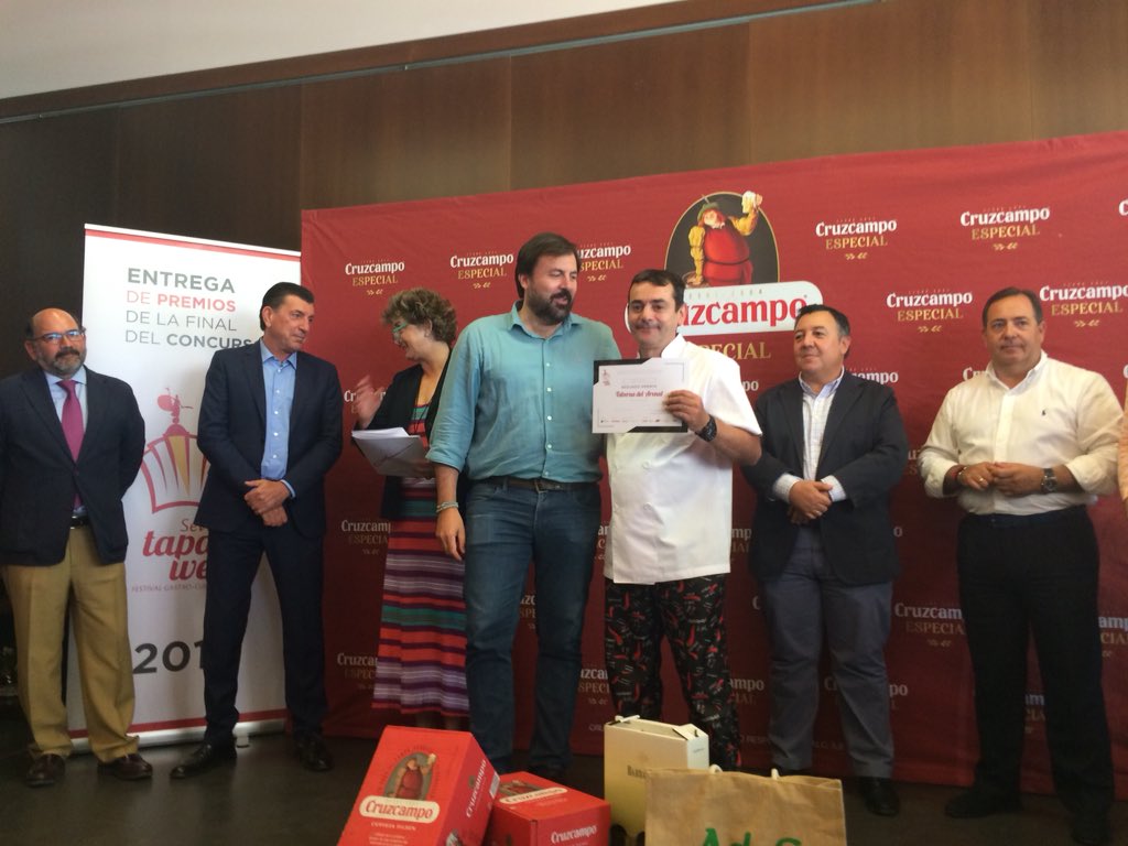 Ya tenemos ganadores‼️
En categoría INNOVADORA: 
🥇<a href="/depikofino/">depikofino</a> 
🥈 <a href="/AlabarderoSev/">Taberna del Alabardero</a> 
En categoría TRADICIONAL:
🥇Cafetería Donald
🥈Taberna del Arenal
ENHORABUENA A TODOS!
Sigamos trabajando por la gastronomía sevillana y larga vida a la tapa!🙌🏻🍽