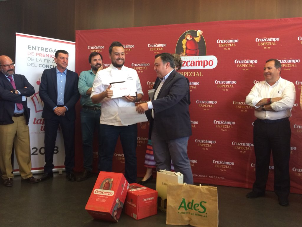 SevillaTW18's tweet photo. Ya tenemos ganadores‼️
En categoría INNOVADORA: 
🥇@depikofino 
🥈 @AlabarderoSev 
En categoría TRADICIONAL:
🥇Cafetería Donald
🥈Taberna del Arenal
ENHORABUENA A TODOS!
Sigamos trabajando por la gastronomía sevillana y larga vida a la tapa!🙌🏻🍽 https://t.co/HcJ1iIBhvX