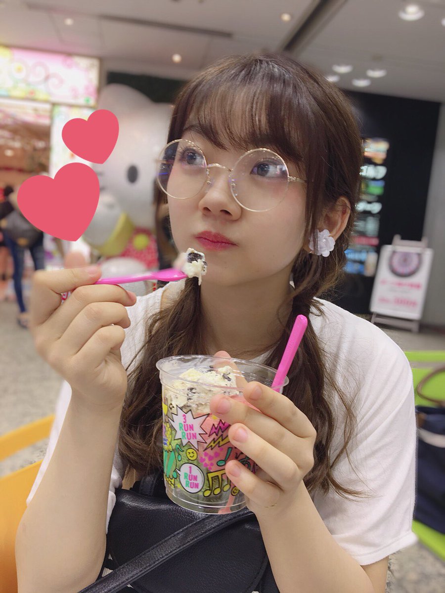澤田真里愛 A Twitter 31アイスクリーム ダブル頼むとトリプルになるキャンペーン的なやーつ 笑 久々に食べたけど美味しかったぁ 今日は大学早めに終わったから昨日のリベンジで耳鼻科行って 母とお買い物 そしてまた新しいメガネ 似合う