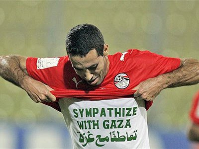 Africa4Pal's tweet photo. Keeping up with the spirit of the #FIFAWorldCup2018 we salute football players who went beyond the constraints of the sport to support Palestinians.
Former forward and legend of Egypt Mohamed Aboutrika is one of football players who recognized the need to support Palestine. https://t.co/pzAtKwyxH1