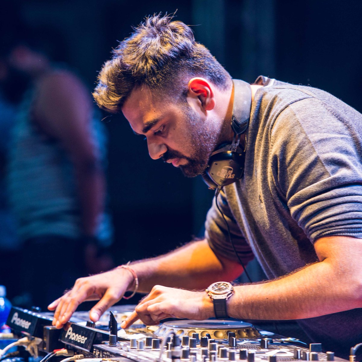 JioSaavn's tweet photo. 🕺💃 @Dj_Chetas is India's remix king! 👑 Here's proof 👉 https://t.co/THXN361hcl 🔥

#ArtistOriginals #BomDiggyRemix https://t.co/UESPotgbFL
