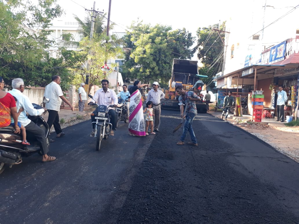EE_Hayathnagar's tweet photo. Laying of DBM for road restoration at Sachivalayanagar,BN Reddy Nagar. https://t.co/93ti0p6PUC