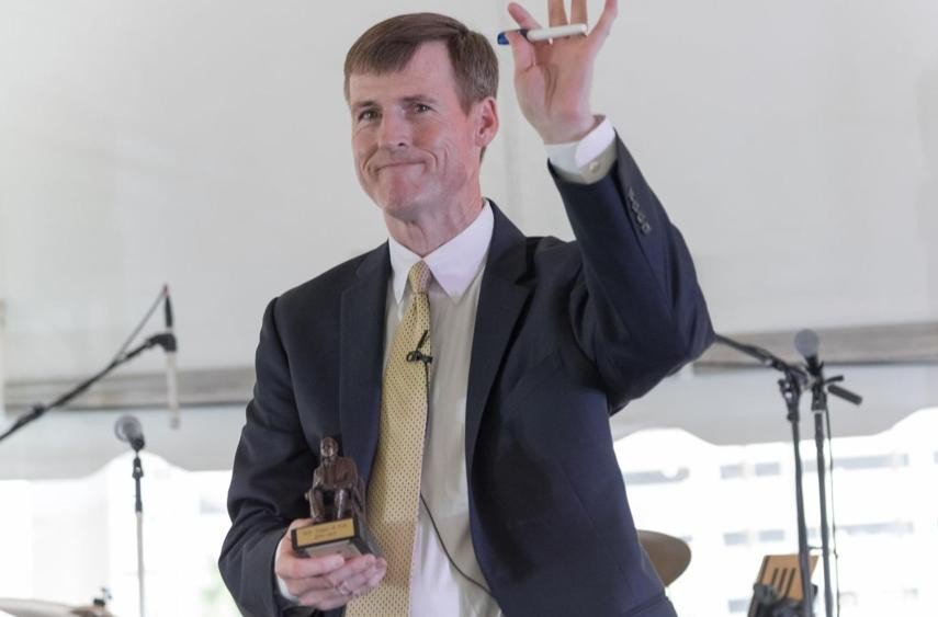 RoboHunter_ru's tweet image. ИИ от Cereproc помог американскому журналисту вернуть голос

Джейми Дюпре не может говорить из-за дистонии мышц языка. 2 года он не работал на радио, а в этом месяце вернулся в эфир местной радиостанции WSB Atlanta с новым голосом, сгенерированным ИИ  

#Robohunter #нейросеть