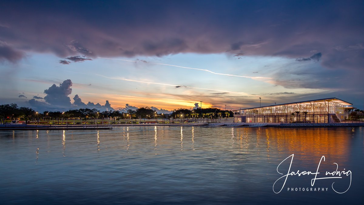 FreewayPhoto's tweet image. Sunset over Julian B. Lane Riverfront Park in Tampa. @CityofTampa @Tampasdowntown @VisitTampaBay @BobBuckhorn @tampariverwalk @PaulFox13 @mcclureWX