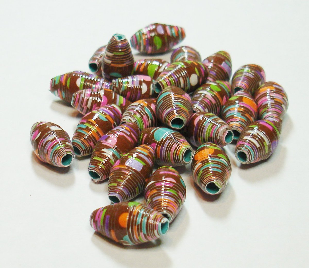paperbeadboutiq's tweet photo. These barrel #paperbeads were made with #doodlebugdesigns #scrapbookpaper! https://t.co/vepSzs4aBa #craftsupplies #jewelrysupplies #jewelrymaking #artsandcrafts https://t.co/fviS9lTV9k