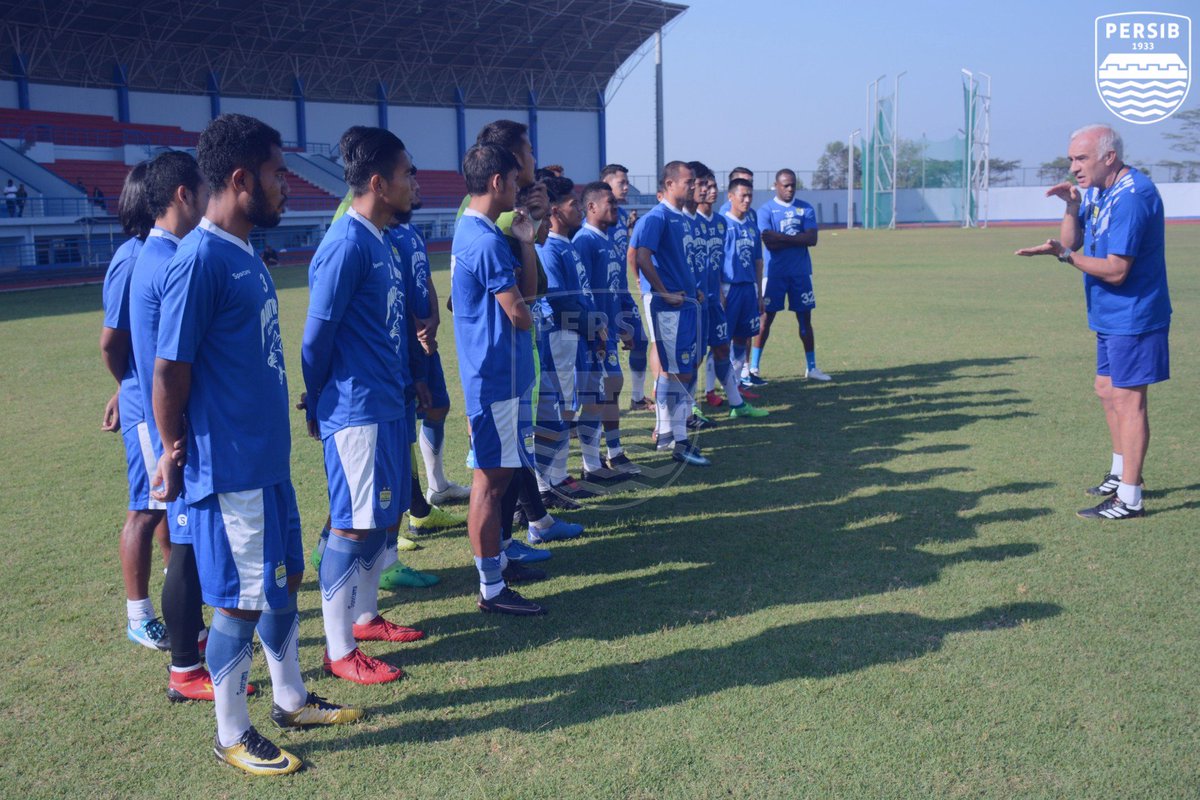 persib's tweet photo. Gomez: Prioritas Kita Kalahkan Persija https://t.co/MIc7CdaWFm https://t.co/8qY9zrwm9R