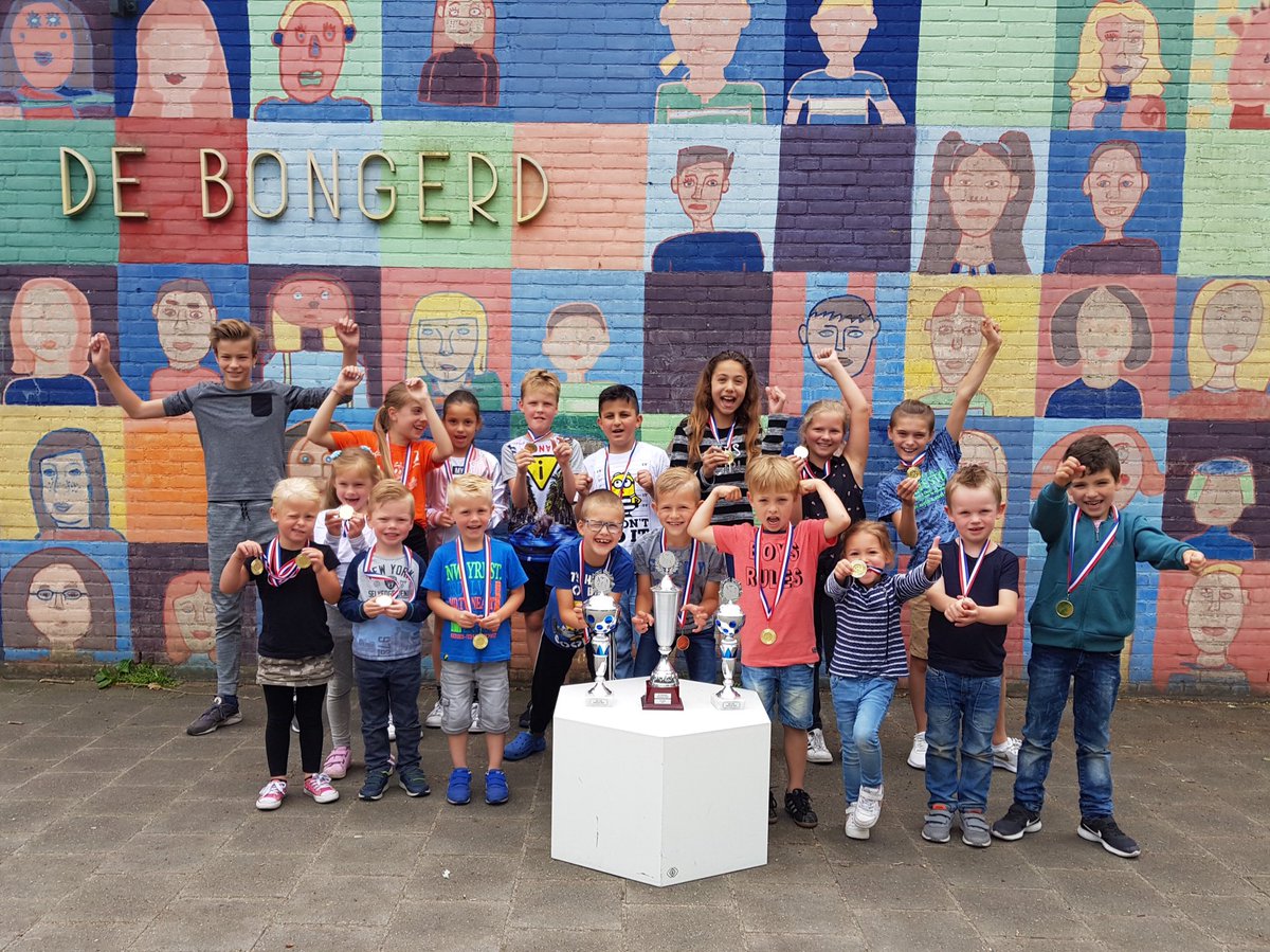 Alle prijswinnaars van de Ericacup met de Ericacup op de foto