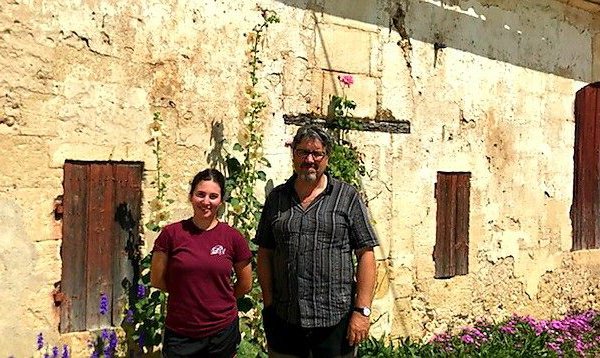 Aude Morin en stage au Château Chainchon. Aude Morin, étudiante en première année de Bachelor, en stage au Château Chainchon. Au sein des vignobles Eresue, Aude observe le travail de la vigne en Bio. Des contraintes techniques à la valorisation... ecole-bordelaise-du-vin.fr/Aude-Morin-en-…