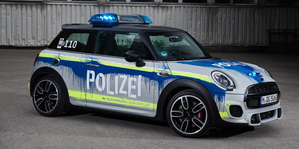 MINIEspana's tweet photo. Este es el coche oficial de la policía alemana. Un #MINI #JohnCooperWorks con 231 CV de potencia, y con ese diseño. ¿Cómo se os queda el cuerpo, @policia? 🚓 https://t.co/ccpIjj6h0Q