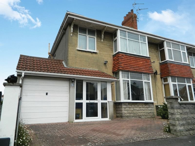 AveryWSM's tweet photo. NEW - SOUTHWARD - £270,000
An amazing opportunity to purchase this 1930's semi detached house. With 2 reception rooms, 3 bedrooms, a kitchen and separate utility room plus 2 bathrooms, off street parking and a garage. This property has plenty to offer.

https://t.co/3UZlpzBPVb https://t.co/ax2Wud9J77