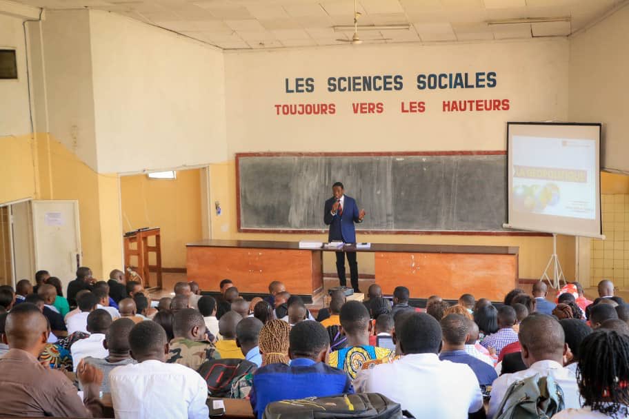 AmbHenriMova's tweet photo. Comme chaque mardi, à l'Université de #Kinshasa pour un "tête-à-tête " avec les étudiants sur les #RelationsInternationales. https://t.co/oBllTOnVGa