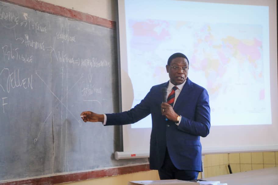 AmbHenriMova's tweet photo. Comme chaque mardi, à l'Université de #Kinshasa pour un "tête-à-tête " avec les étudiants sur les #RelationsInternationales. https://t.co/oBllTOnVGa